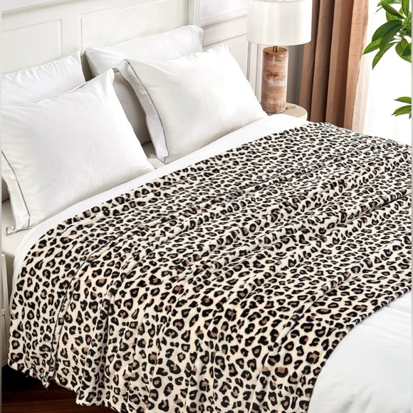 Leopard Print Soft Fleece Throw Blanket - Picture 3 of 3